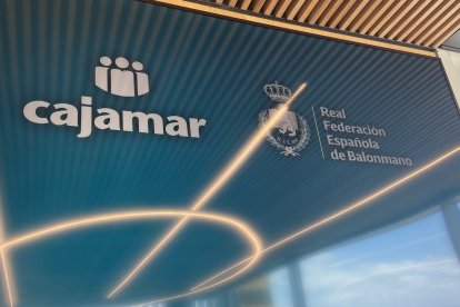 Grupo Cajamar y la Real Federación Española de Balonmano durante la firma del patrocinio.