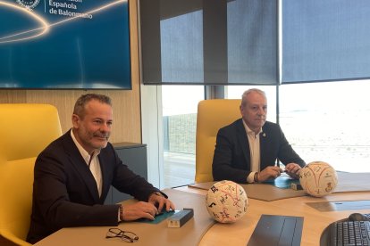 Grupo Cajamar y la Real Federación Española de Balonmano durante la firma del patrocinio.