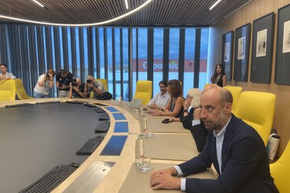 Grupo Cajamar y la Real Federación Española de Balonmano durante la firma del patrocinio.