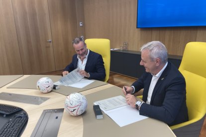 Grupo Cajamar y la Real Federación Española de Balonmano durante la firma del patrocinio.