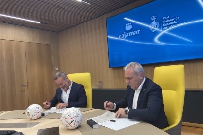 Grupo Cajamar y la Real Federación Española de Balonmano durante la firma del patrocinio.