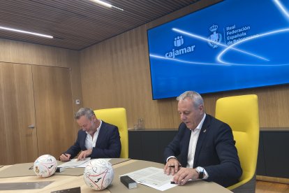 Grupo Cajamar y la Real Federación Española de Balonmano durante la firma del patrocinio.