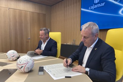 Grupo Cajamar y la Real Federación Española de Balonmano durante la firma del patrocinio.