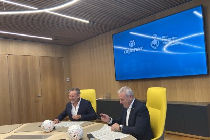 Grupo Cajamar y la Real Federación Española de Balonmano durante la firma del patrocinio.