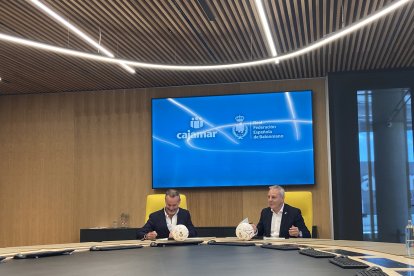Grupo Cajamar y la Real Federación Española de Balonmano durante la firma del patrocinio.