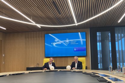 Grupo Cajamar y la Real Federación Española de Balonmano durante la firma del patrocinio.
