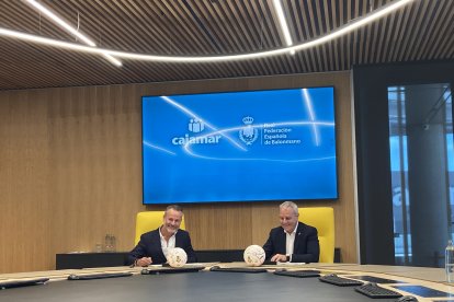 Grupo Cajamar y la Real Federación Española de Balonmano durante la firma del patrocinio.