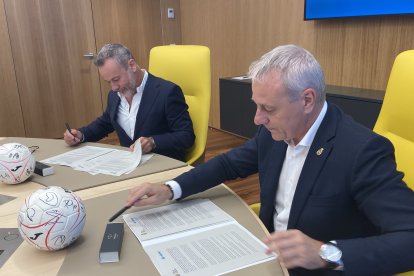 Grupo Cajamar y la Real Federación Española de Balonmano durante la firma del patrocinio.
