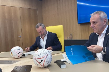 Grupo Cajamar y la Real Federación Española de Balonmano durante la firma del patrocinio.
