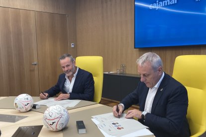 Grupo Cajamar y la Real Federación Española de Balonmano durante la firma del patrocinio.