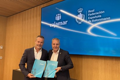 Grupo Cajamar y la Real Federación Española de Balonmano durante la firma del patrocinio.
