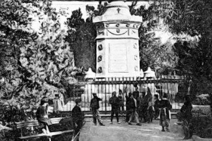 La Plaza Vieja del cenotafio se convirtió a comienzos del siglo veinte en un espacio íntimo y en un lugar de descanso para los vecinos