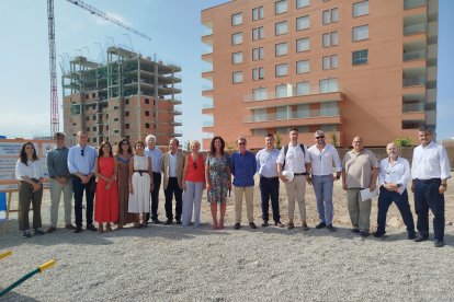 Foto de familia de los participantes en la primera piedra de las VPO