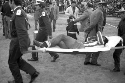 La Cruz Roja se lleva en camilla a Rojas del Estadio de la Falange. 1974.