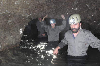 Unos aventureros se adentran en las Cuevas de Sorbas.