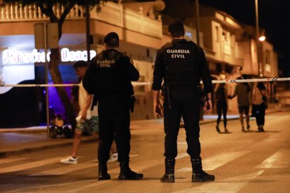 Varios agentes de la Guardia Civil controlan los accesos durante una manifestación no autorizada y promovida por grupos de ultraderecha en redes sociales, a 15 de julio de 2025.