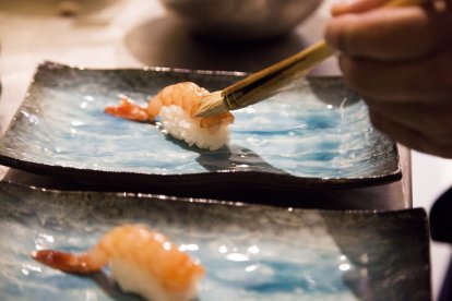 Nigiri de gamba que se puede disfrutar en Doro.