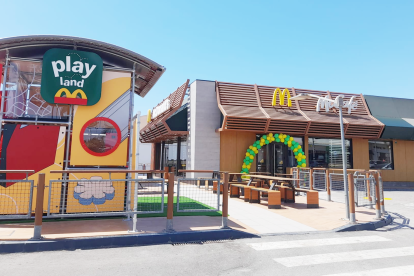 El renovado McDonald’s de Huércal de Almería, en el Parque Comercial de la Cepa, presenta una vista con la mejora de la zona infantil, que lo convierte en un punto de encuentro familiar.