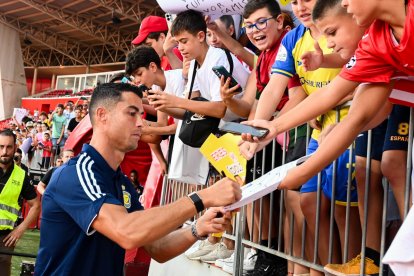 Cristiano Ronaldo firmando autógrafos a los aficionados del Almería en el amistoso del verano pasado.