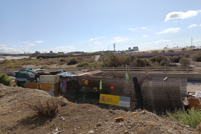Junto al río, más allá de la valla que cierra el polígono industrial del Sector 20, han empezado a aparecer chabolas