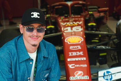 Darwin Núñez es un apasionado de la Fórmula 1 y visitó el box de Charles Leclerc en Ferrari.