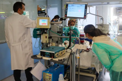 El Hospital Materno Infantil de Málaga, acreditado como centro de referencia nacional para el transporte pediátrico en ECMO