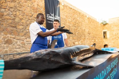El maestro ronqueador de Balfegó, Cheik Ndur, y Francisco José López, de Carbopesca, con el ejemplar de pez espada