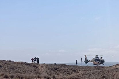 Helicóptero de la Guardia Civil en las inmediaciones de Cala Carbón, para rescatar a un hombre herido.