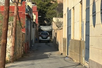 Coche de la Guardia Civil en la entrada del Cerro Matadero, donde ha ocurrido el asesinato.