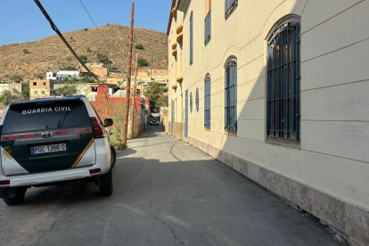 Coche de la Guardia Civil en la entrada del Cerro Matadero de Berja.