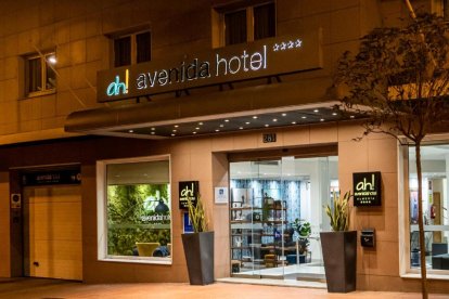 Imagen de archivo de Booking de la fachada del Avenida Hotel Almería.