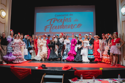 Foto de familia del concurso de Trajes de Flamenco de La Voz de Almería y Radiolé de 2024.