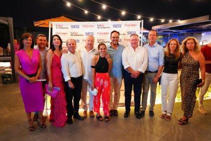 Laura Martínez, presidenta de LA VOZ, junto a Pedro M. de la Cruz, director; José María Martín, subdelegado del Gobierno y otros representantes del PSOE; José Martínez Portero, de Unica Group; Jerónimo Parra, presidente de la Cámara de Comercio.