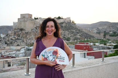 La alcaldesa de Almería, María del Mar Vázquez, con el abanico de la Feria 2025.