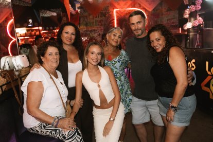 Claudia, Maruja, Belén, Kika, Trini y Mariano en Berlín Social Club este viernes.