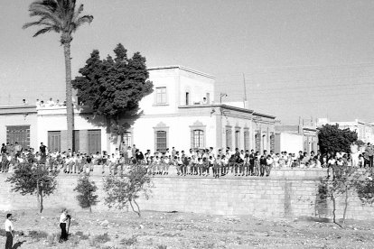 El muro de la Rambla convertido en graderío para una prueba de motos por el cauce en la Feria de 1960.