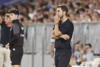 Gabi medita desde el banquillo soluciones para levantar al equipo.