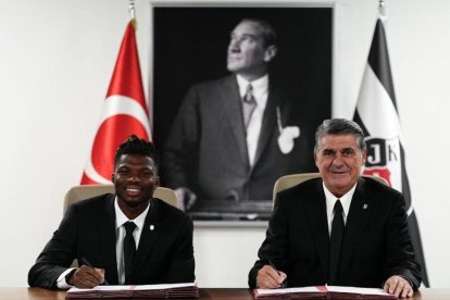 El jugador firma el contrato que le liga al Besiktas hasta el 30 de junio de 2026.