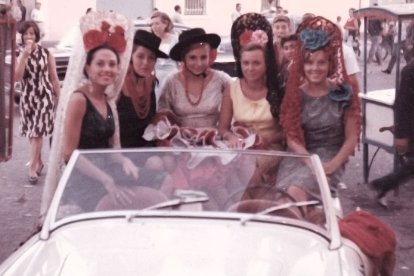 Un grupo de jóvenes de la alta sociedad en el descapotable que las llevaba a los toros. Años 60.