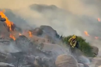 Efectivos del Infoca trabajando sobre el terreno en Lubrín.