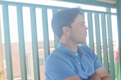 El entrenador del Almería viendo a su hijo en Huércal para liberar tensiones.