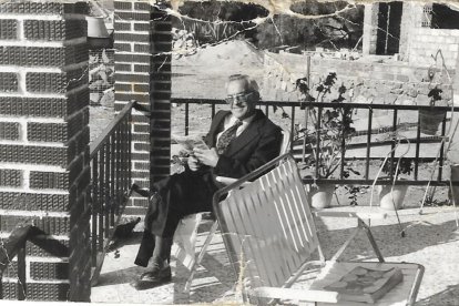 Diego Artero en la terraza de su casa en el año 1968.