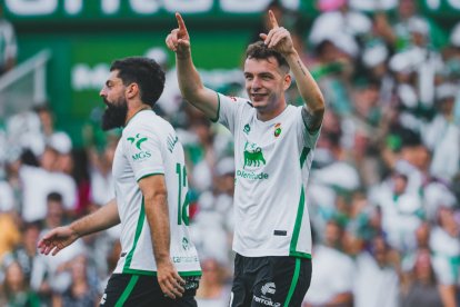 Íñigo Vicente y Asier Villalibre mandan en el ataque del Racing de Santander junto a Andrés Martín.