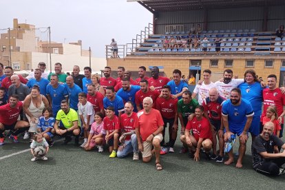 Foto familiar, los dos equipos posan junto a familiares de Francisco Linares ‘El Fino’.