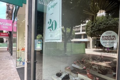 Escaparate de un comercio del Paseo de Almería