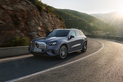 El nuevo GLC eléctrico- eficiencia y placer de conducción sin concesiones.

Energieverbrauch kombiniert: 14,9-18,8 kWh/100 km | CO₂-Emissionen kombiniert: 0 g/km | CO₂-Klasse: A [1] 

Exterieur: AMG Line; lavender silver 


[1] Die Angaben sind vorläufig. Es liegen bislang weder bestätigte Werte von einer amtlich anerkannten Prüforganisation noch eine EG-Typgenehmigung noch eine Konformitätsbescheinigung mit amtlichen Werten vor. Abweichungen zwischen den Angaben und den amtlichen Werten sind möglich.;Energieverbrauch kombiniert: 14,9-18,8 kWh/100 km | CO₂-Emissionen kombiniert: 0 g/km | CO₂-Klasse: A [1] [1] Die Angaben sind vorläufig. Es liegen bislang weder bestätigte Werte von einer amtlich anerkannten Prüforganisation noch eine EG-Typgenehmigung noch eine Konformitätsbescheinigung mit amtlichen Werten vor. Abweichungen zwischen den Angaben und den amtlichen Werten sind möglich.

The all-new electric Mercedes-Benz GLC 400 4MATIC with EQ Technology.

Energy consumption combined: 14,9-18,8 kWh/100 km | CO₂ emissions combined: 0 g/km | CO₂ class: A [1] 

Exterior: AMG Line; lavender silver
 

[1] The information is provisional. Neither confirmed values from an officially recognised testing organisation nor an EC type approval nor a certificate of conformity with official values are available to date. Deviations between the data and the official values are possible.;Energy consumption combined: 14,9-18,8 kWh/100 km | CO₂ emissions combined: 0 g/km | CO₂ class: A [1] [1] The information is provisional. Neither confirmed values from an officially recognised testing organisation nor an EC type approval nor a certificate of conformity with official values are available to date. Deviations between the data and the official values are possible.