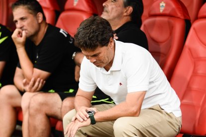 Rubi, en el banquillo del Estadio de los Juegos Mediterráneos ante el Racing de Santander.