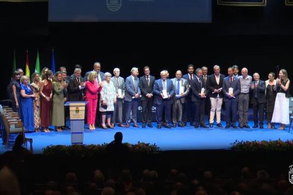 Foto de familia tras la finalización del acto con motivo del 'Día del Municipio' en El Ejido.
