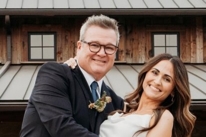 Eric Stonestreet, más conocido como Cameron de Modern Family se casa con su novia desde hace ocho años.