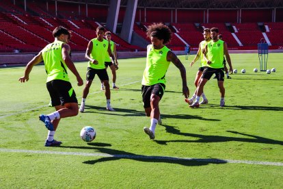 El futbolista de Tuineje (Fuerteventura) está listo para debutar este sábado.